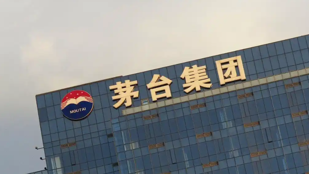 上海地铁一男子用多种语言辱骂他人