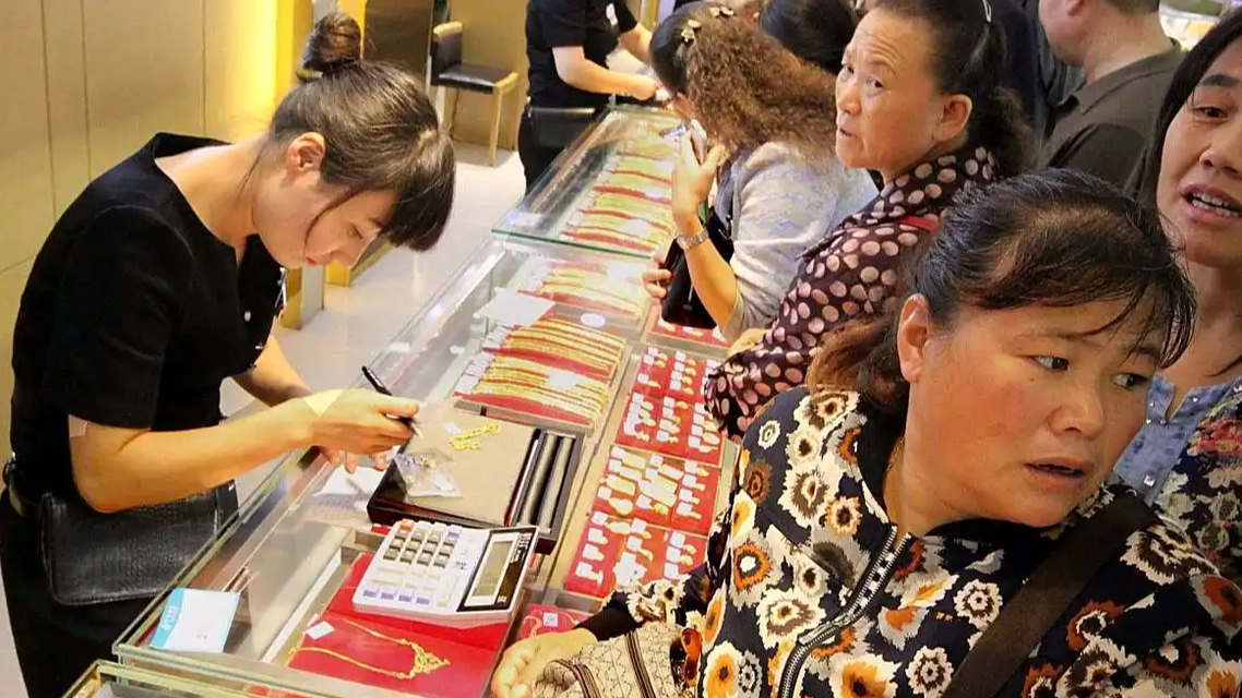 买金卖金大排长队 金店员工没空吃饭