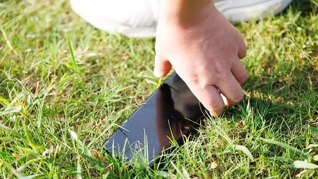 捡到手机丢草丛 法院：赔偿失主6千元