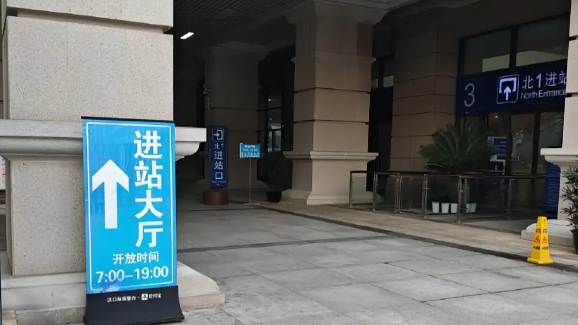 “动车6:43走 进站门咋7点才开？”