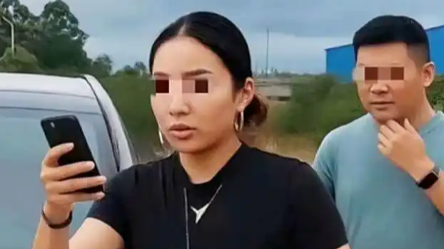 亮证姐冒用丈夫执法证 当严厉问责