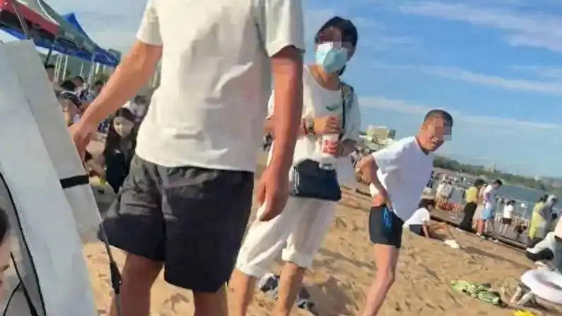 游客自带帐篷到沙滩被收费 当地通报