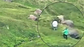 长白山景区一游客翻越警戒线冲向天池