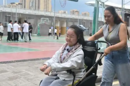 被判活不过3岁的女孩已上高三