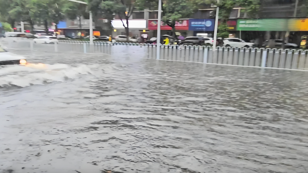 長(zhǎng)沙暴雨：樓梯成瀑布 積水沒過輪胎