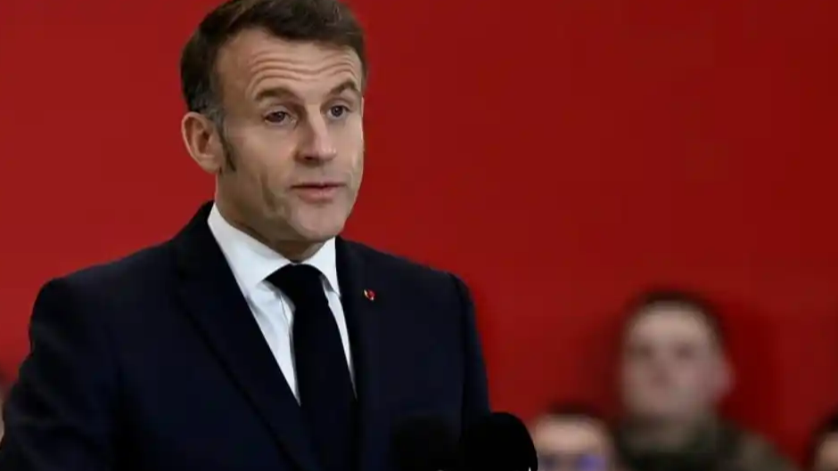 马克龙右眼红肿遭调侃：又被家暴了