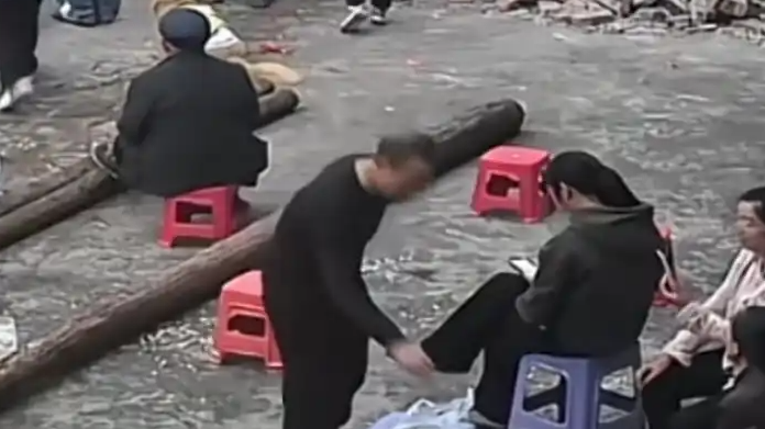 房屋被撞 房主给看热闹邻居发瓜子