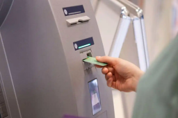 网恋男友转账10万 女子取钱时被拦下