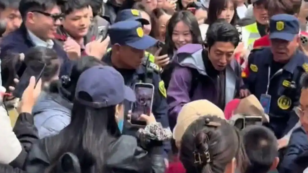 撒贝宁大同旅游被粉丝包围