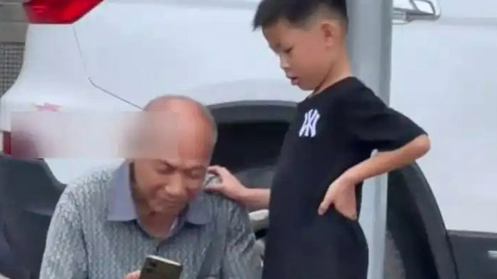社牛小朋友蹭邻居爷爷手机看视频