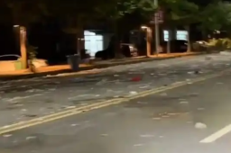   居民占用道路办酒席 事后留一地垃圾 缩略图
