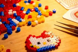 年轻人沉迷奶奶的玩具 有人月入十万