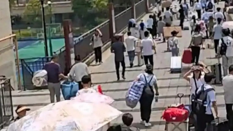 大学生打包行李搬空半个家