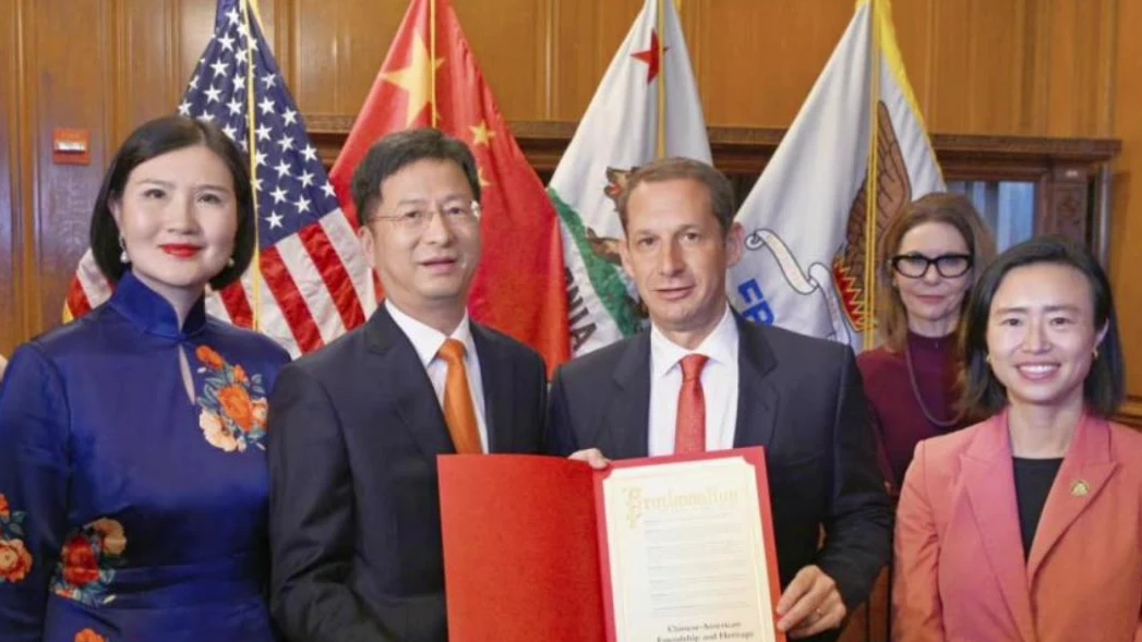 旧金山市政府升五星红旗庆中国国庆