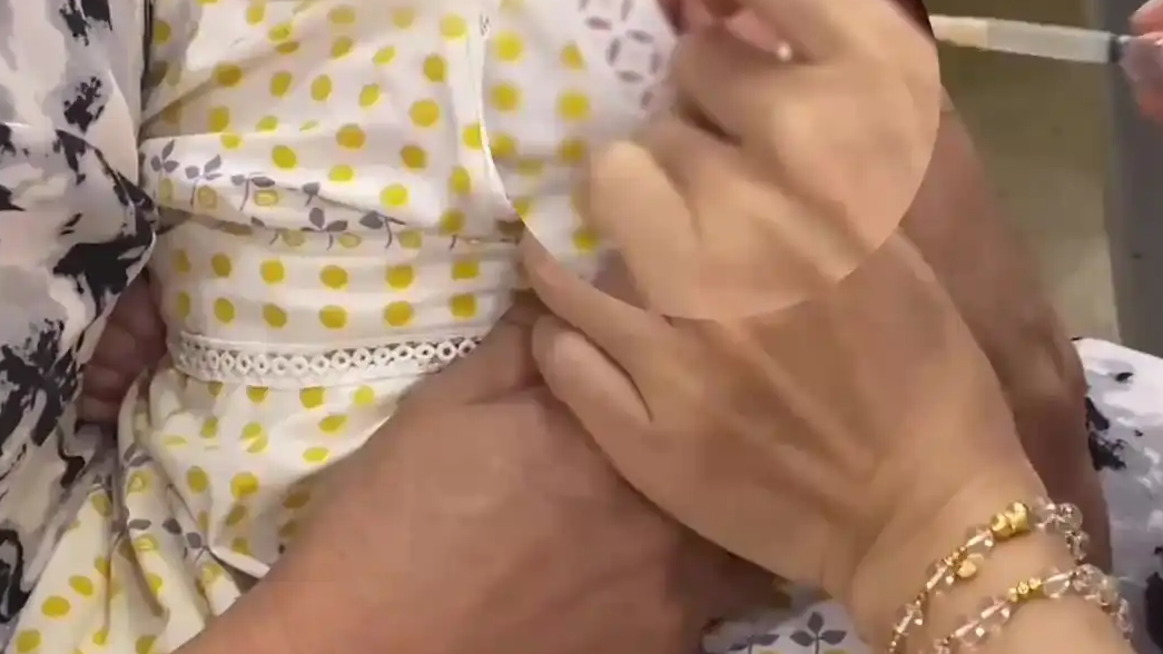  护士戴首饰做美甲为婴儿打针引质疑
