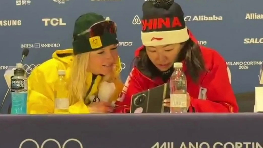  徐梦桃用三折叠国产手机与亚军互动