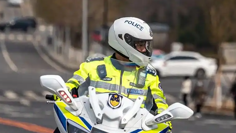 苏州警方通报“骑警撞倒3名观众”