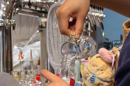   3块钱喝二两白酒 年轻人开始打散酒 缩略图