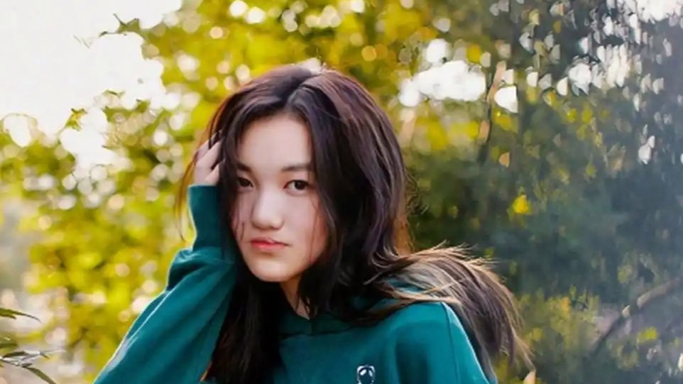  李嫣高中毕业 长发披肩神似王菲