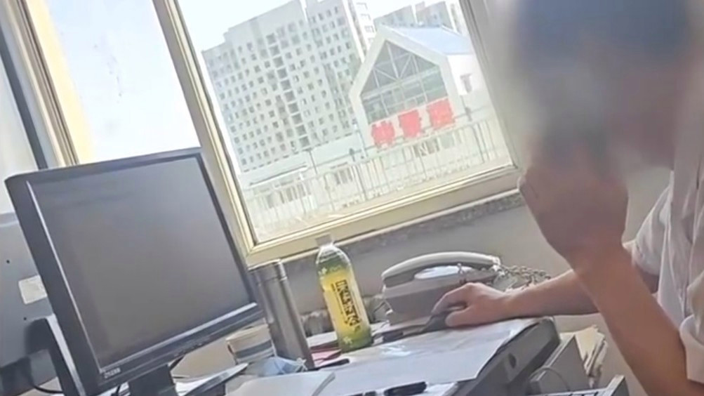  医生诊疗时电话唠家常患者在一旁等