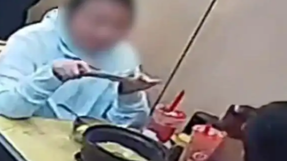  两女子差评米线量少 老板晒监控打脸