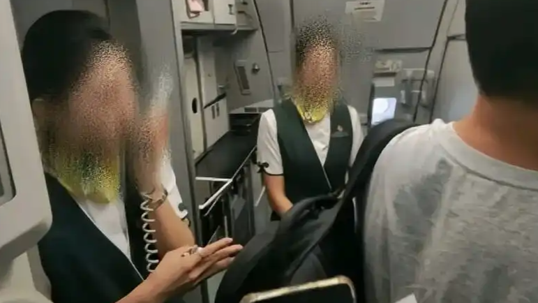  人民日报评“用智能眼镜偷拍空姐”