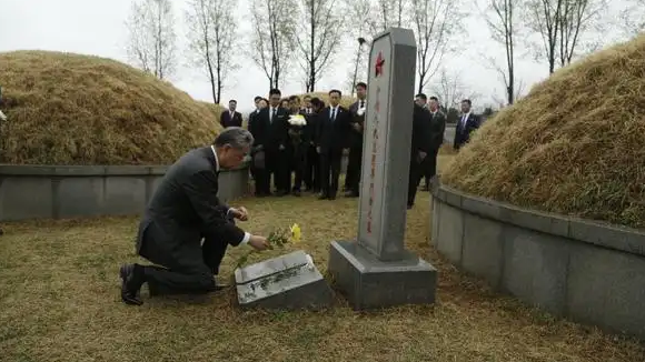 王毅祭扫中国人民志愿军烈士陵园