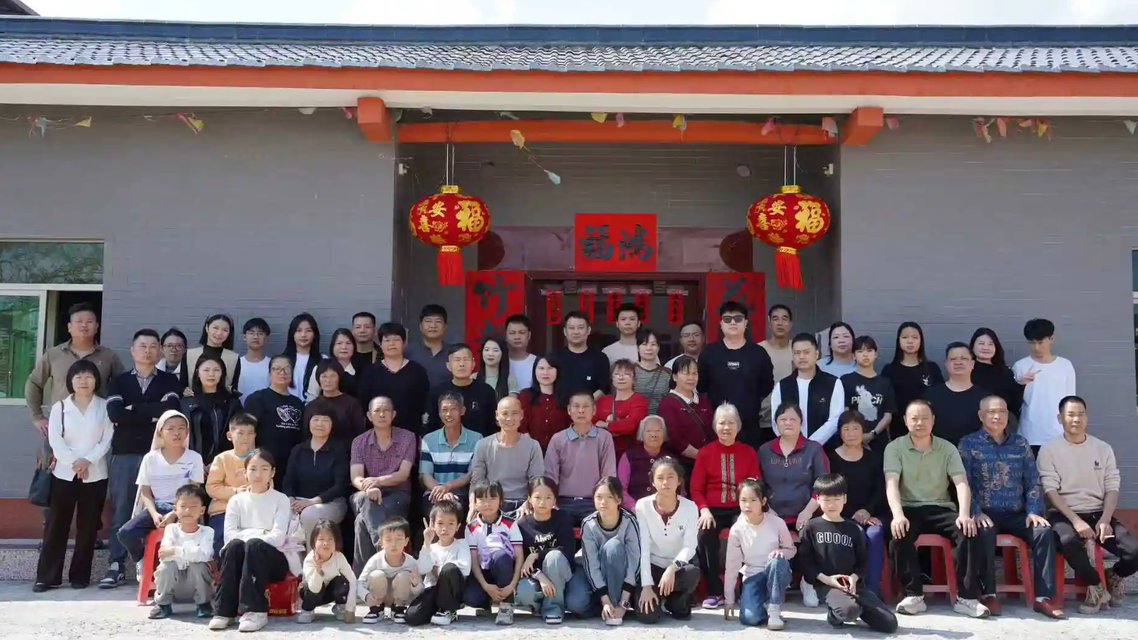 一家族五代同堂60多人 年龄差超90岁