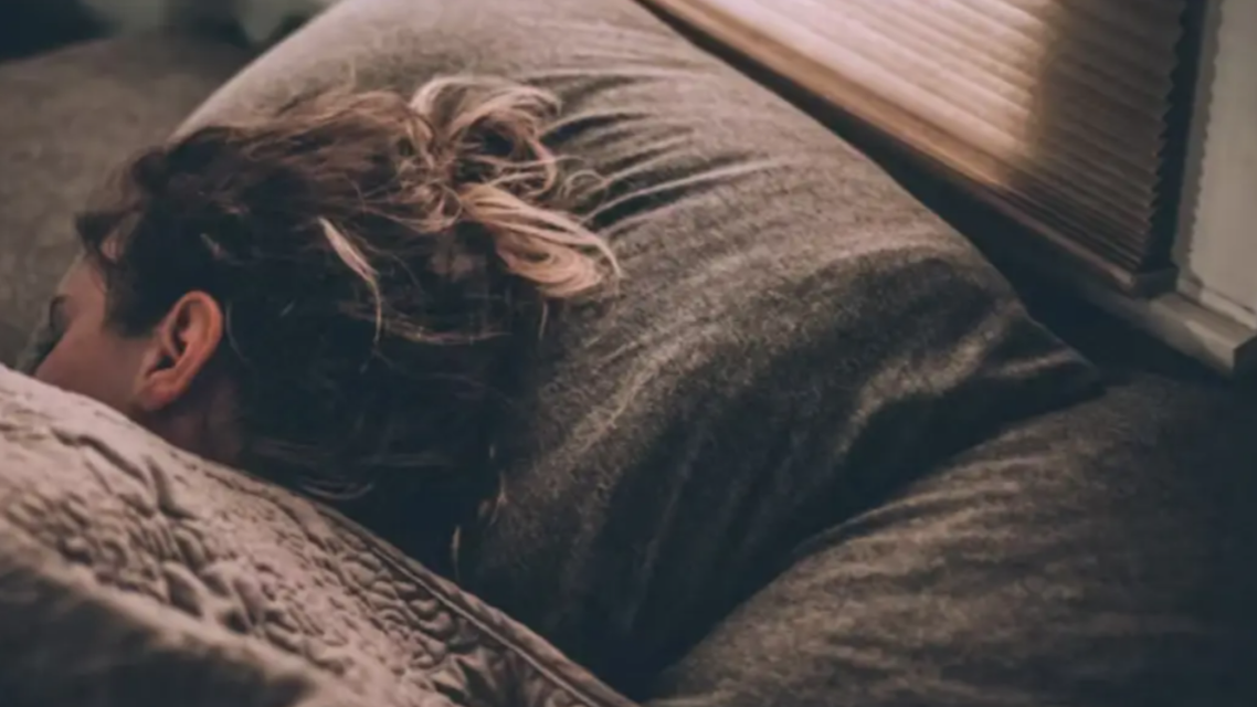 长期这样睡觉 大脑会加速衰老