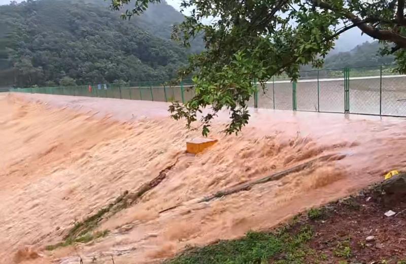 云南一水库漫坝 省委书记指挥调度