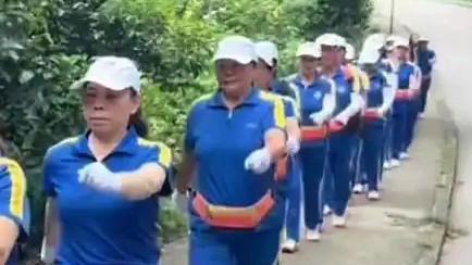 暴走团现身香港 放音乐打扰其他游客