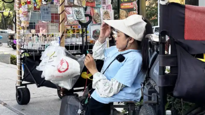 60厘米袖珍姑娘摆摊自立