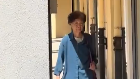 84岁院士施蕴渝一身简朴穿行中国科大