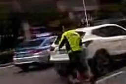 男子得知母亲去世哭到无法开车