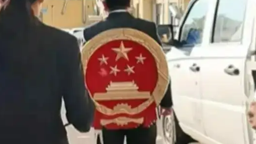 亲情赢了官司！黑龙江五兄妹“笑着对簿公堂”，家中开庭把房让给大哥，结局太暖