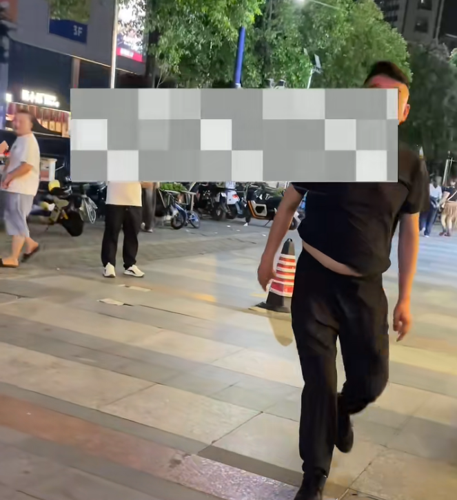  女生走夜路遭醉酒男辱骂 硬核维权