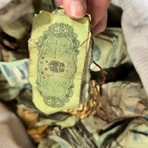 外孙晒外公42年前留下的老钱币