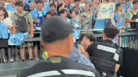 曼城男球迷冲场福登被强行拖离