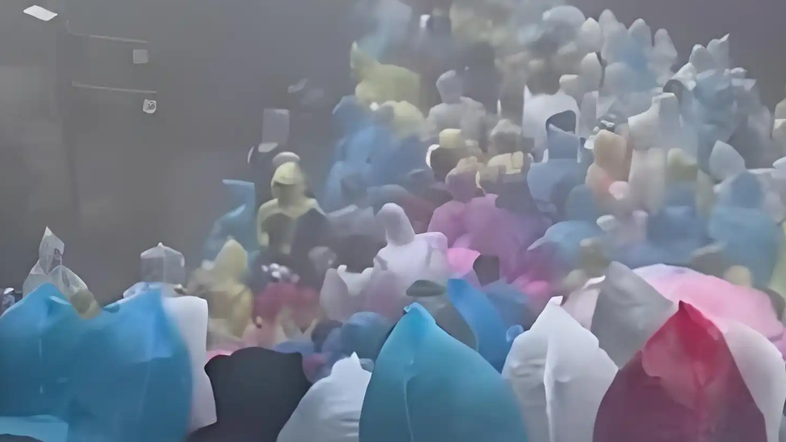  黄山大量游客滞留风雨里等数小时