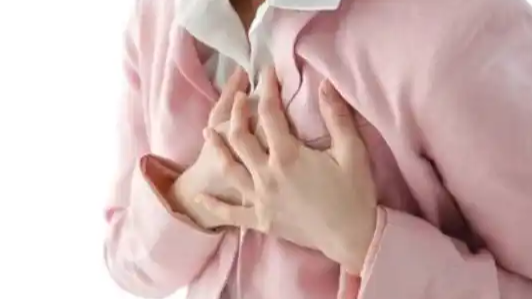 女子辅导孩子作业 患上心碎综合征