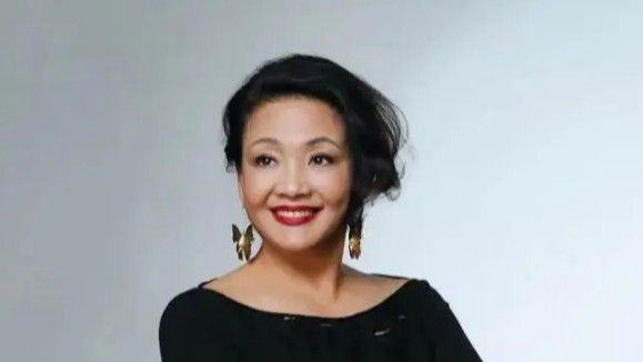  张兰穿旗袍现身儿子汪小菲婚礼