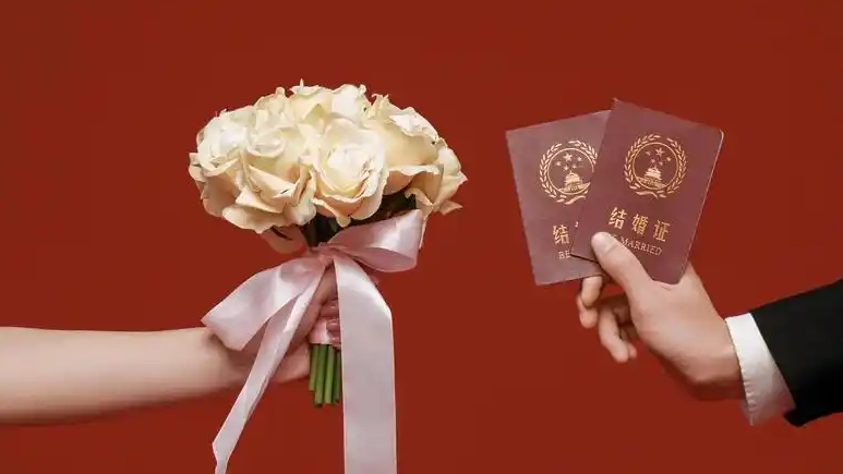 520民政局女生现场紧急为男友补妆