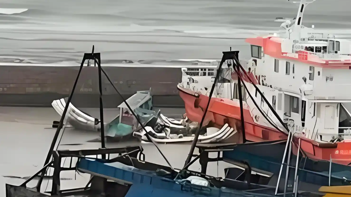  广东惠来遭暴雨 多艘船被冲走