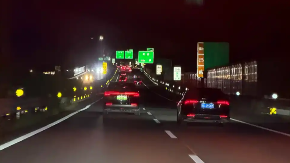 “凌晨3点半的高速路上全是车”