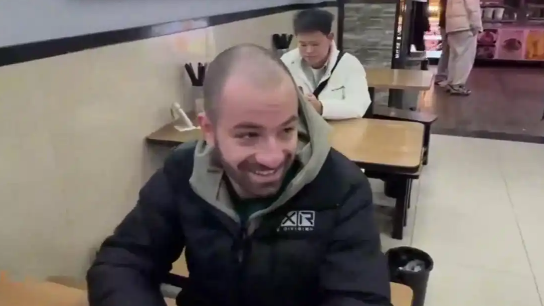 老外用手比划点餐中国老板秒懂