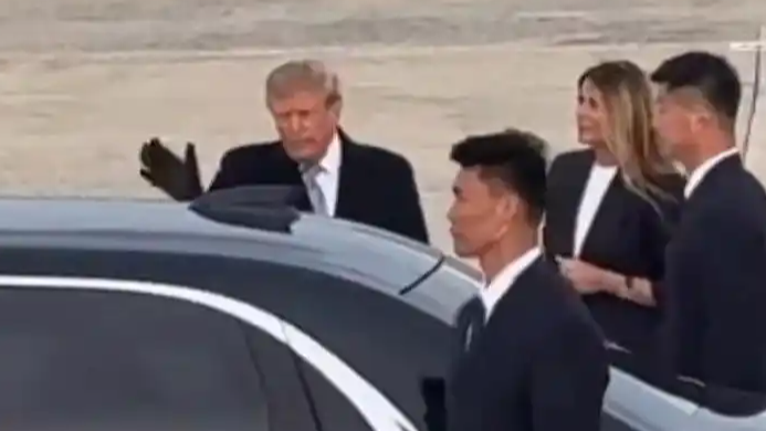 特朗普挥手并目送习近平专车离开
