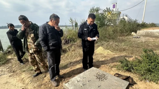 男子钓到108发子弹以为是大鱼