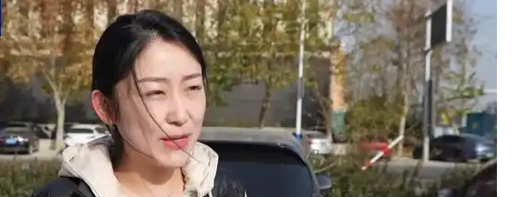 4万元现金被大风刮飞 众人合力找回