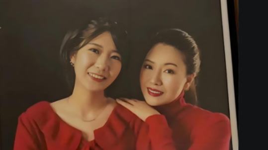  家门口遇害女生母亲感谢明星发声