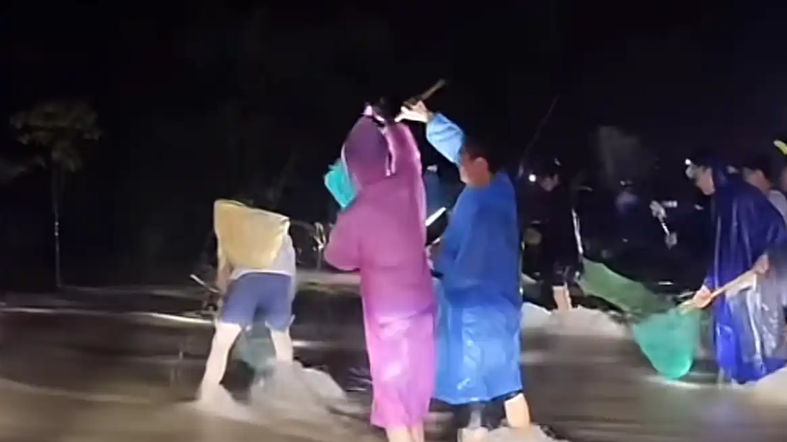  广东惠来暴雨多人凌晨在国道抓鱼